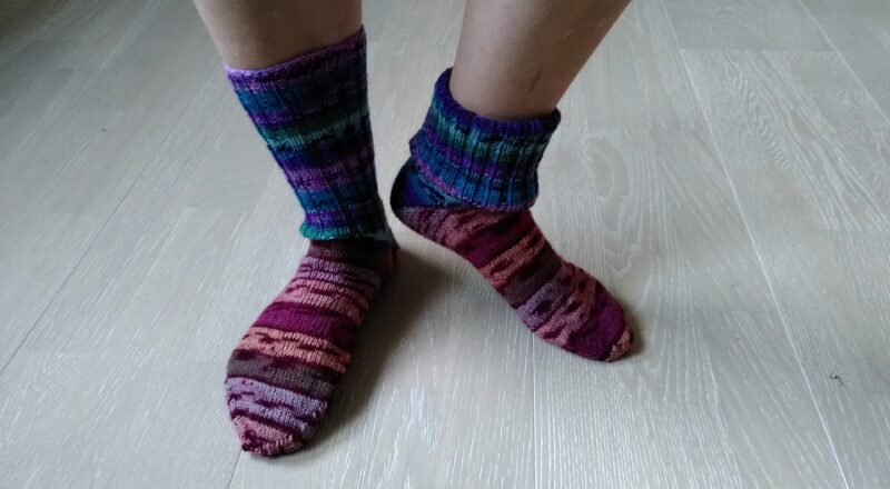 Farbige handgestrickte Socken